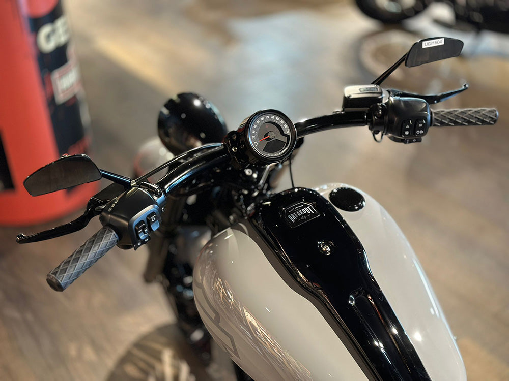 Diamond Handgrips - Black. Fits CVO Touring 2023up, Street Glide & Road Glide 2024up, Touring 2025up & Softail 2025up